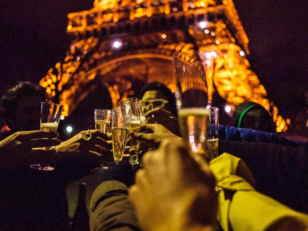 O auge do passeio: um brinde com champanhe francês, tendo como fundo a Tour Eiffel... O que mais querer? O auge do passeio: um brinde com champanhe francês, tendo como fundo a Tour Eiffel... O que mais querer?