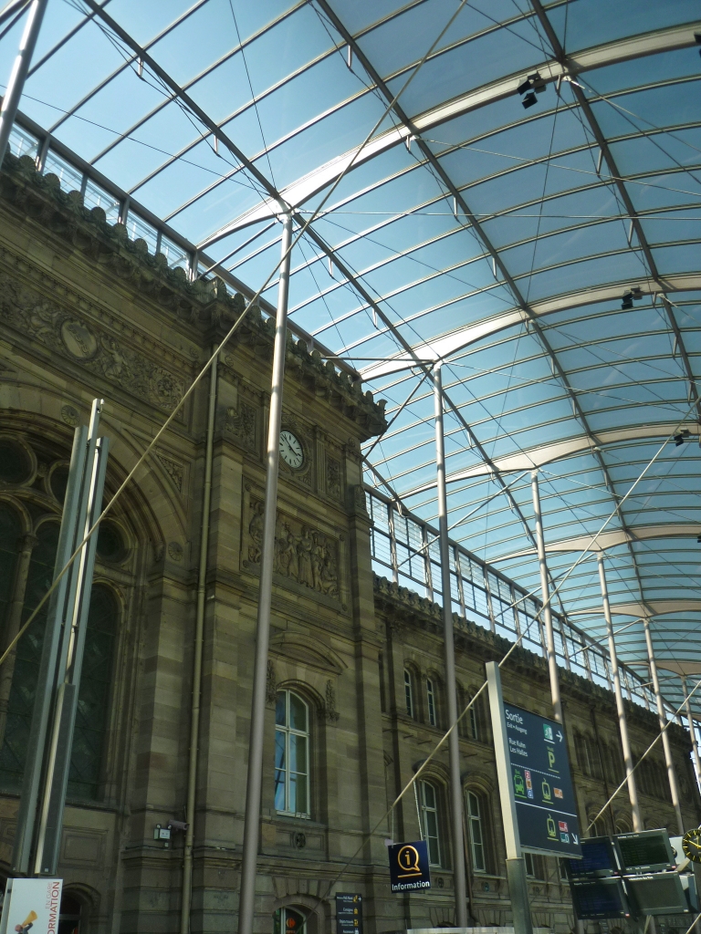 A Gare de Estrasburgo data de 1883. A cobertura moderna, de 2007.