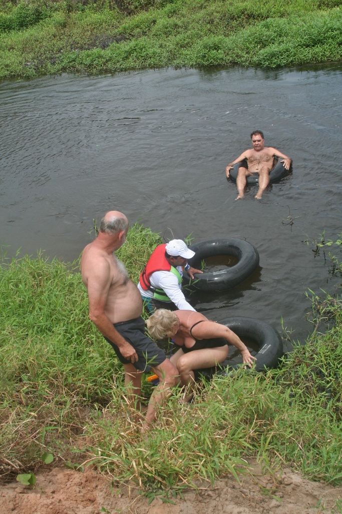 A primeira dificuldade foi sentar na bóia sem pisar no fundo do rio. Onde não vejo meu pé..., não piso. Os demais não tinham essa frescura e subiram na bóia com facilidade.