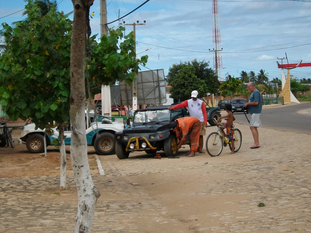 Na volta para Galinhos um imprevisto em um dos buggies passou batido por nossa felicidade.