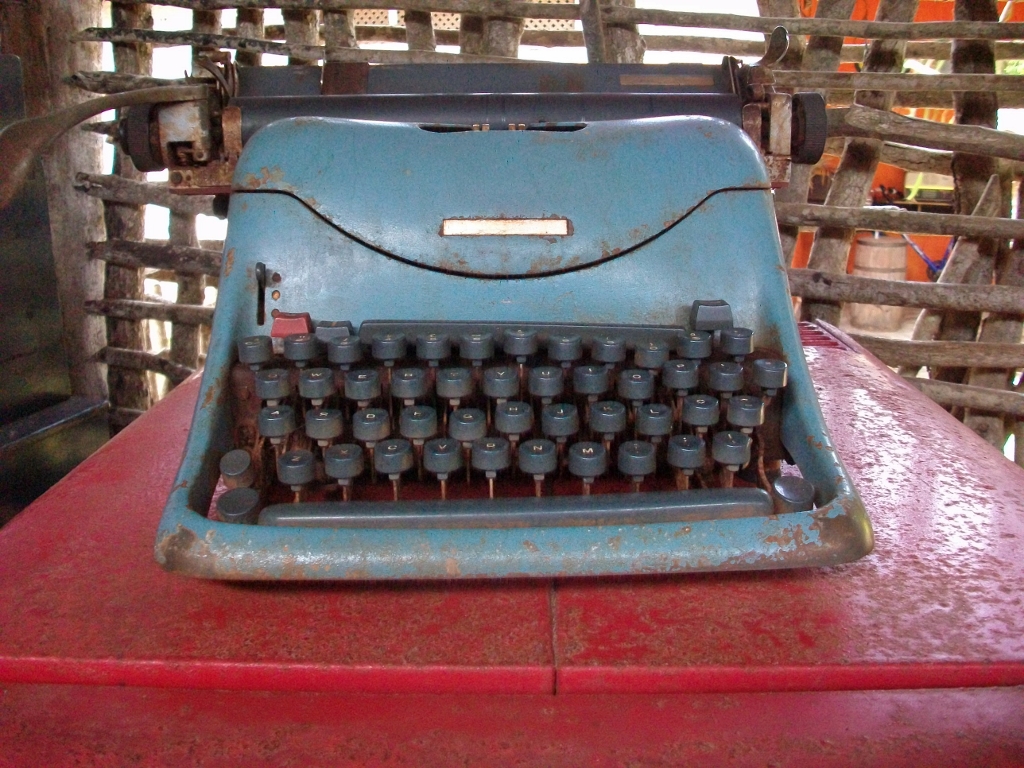 Máquina de escrever antiga e mal cuidada.