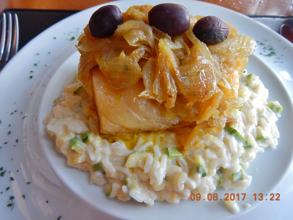 Um de nossos amigos optou pelo tradicional Bacalhau à Portuguesa e nós três embarcamos na sugestão de leva o nome da casa: O Bacalhau Filho d'Mãe.
