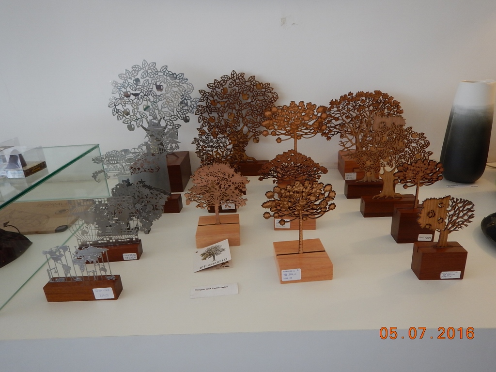 A floresta exposta em vários tipos de madeira e espécies de árvores, beeem rendilhadas, chama atenção pelo belo trabalho e impacta pela originalidade...