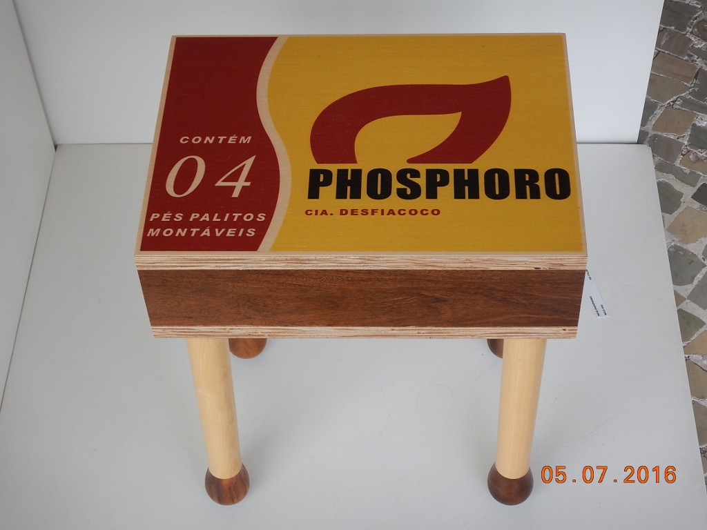 A mesinha Phosphoro da Desfiacoco é fabricada com outras estampas, incluindo a antiga marca Pinheiro.