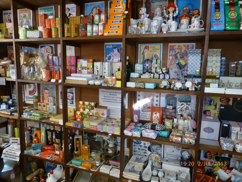 Observem que as mercadorias estão literalmente expostas nas prateleiras.