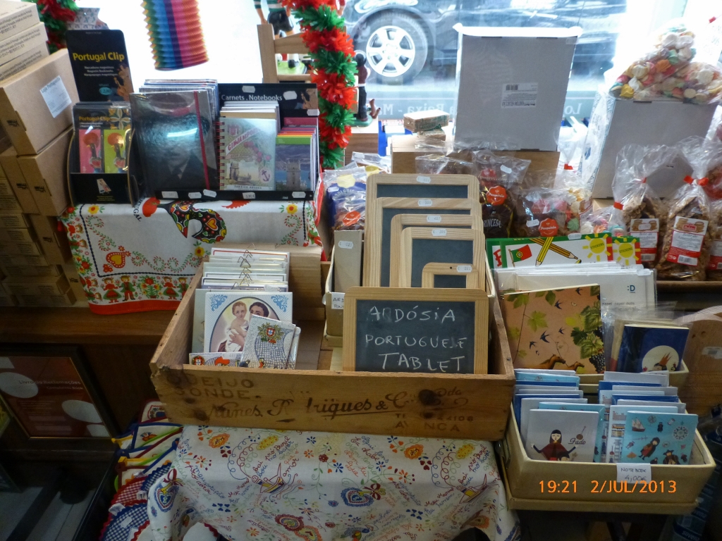 alvo raras exceções, como as latas de azeite e os artigos de papelaria, por exemplo, todas as mercadorias são embaladas com desenhos antiguinhos que lembram muito as épocas art-nouveau e art-décoratif. Lindas!