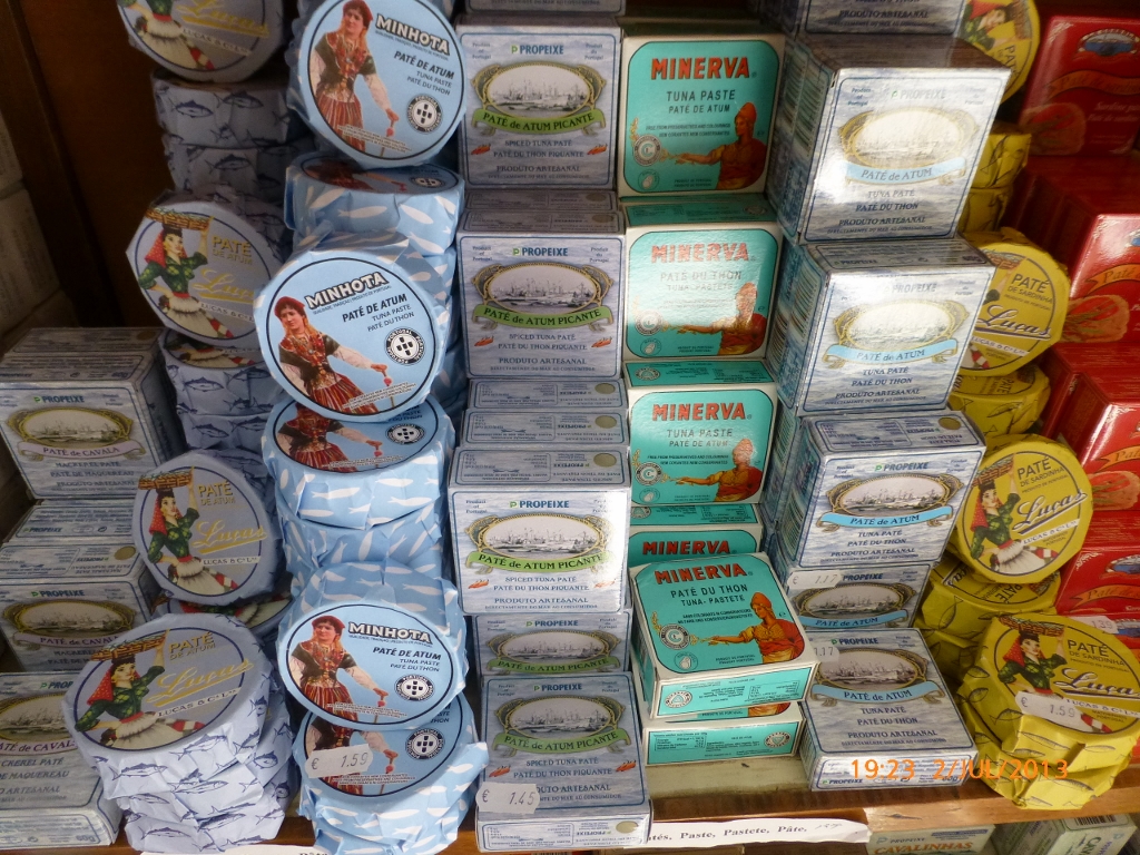 Próximas às sardinhas empilhavam-se as latas de atum.