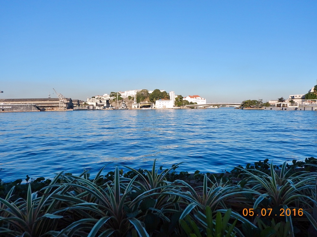 A Ilha das Cobras vista da Orla Pref. Luiz Paulo Conde abriga o complexo do Arsenal da Marinha, o presídio da Marinha, o Corpo de Fuzileiros Navais e outras dependências.