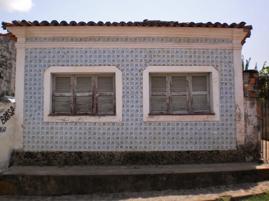 Azulejos portugueses se mantêm firmes na fachada desta casa da Ladeira do Jacaré.
