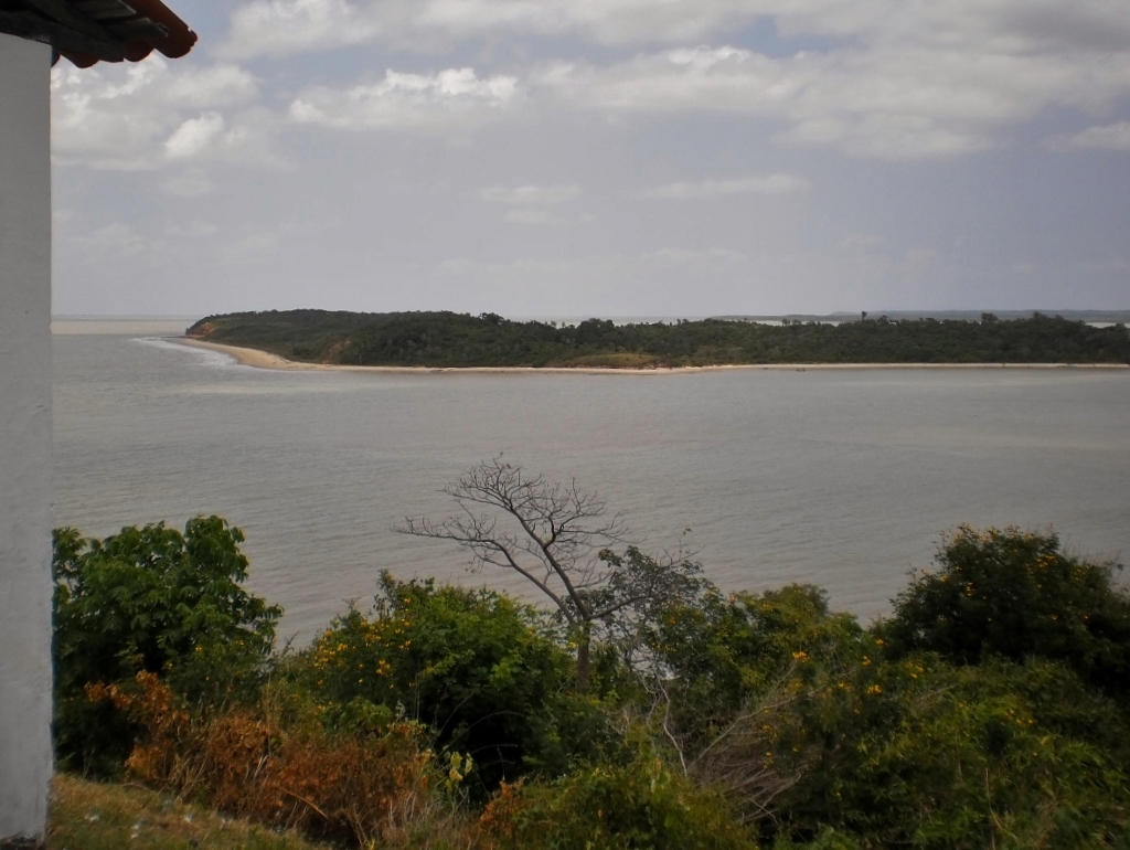 Paisagens vistas do campanário da Capela de N. S. do Desterro: Ilha do Livramento e Baía de São Marcos.