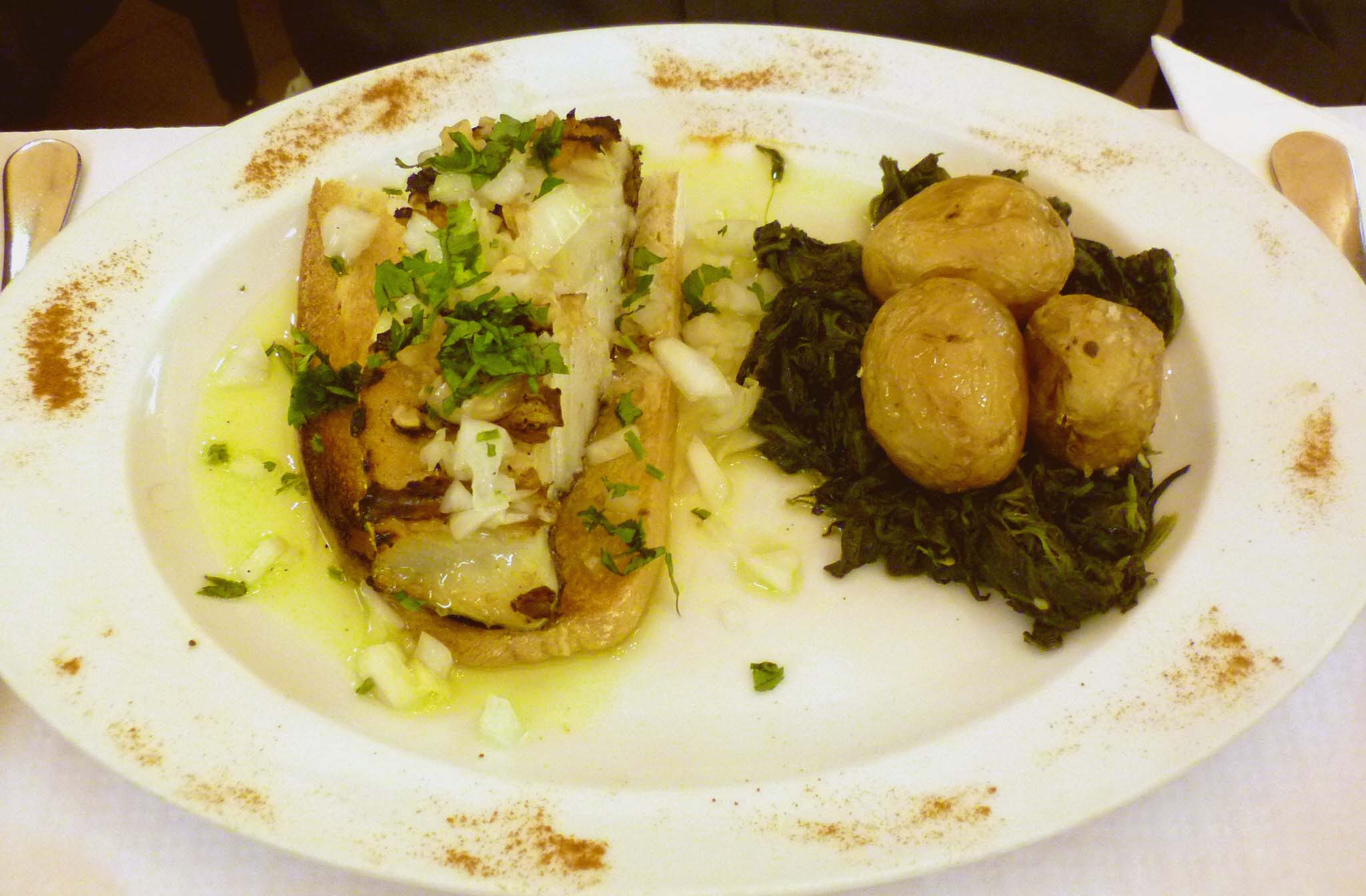 O bacalhau que meu fiel escudeiro pediu estava morno e as batatas idem.
