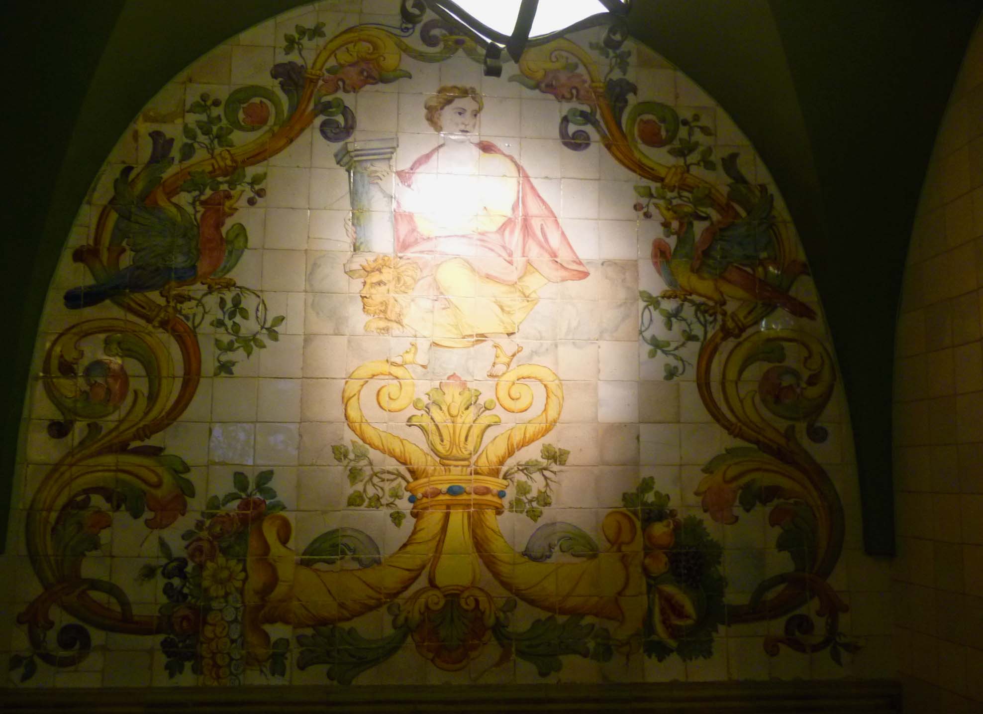 Tetos e arcos foram decorados com motivos heráldicos, executados por outro artista de nome Vale.