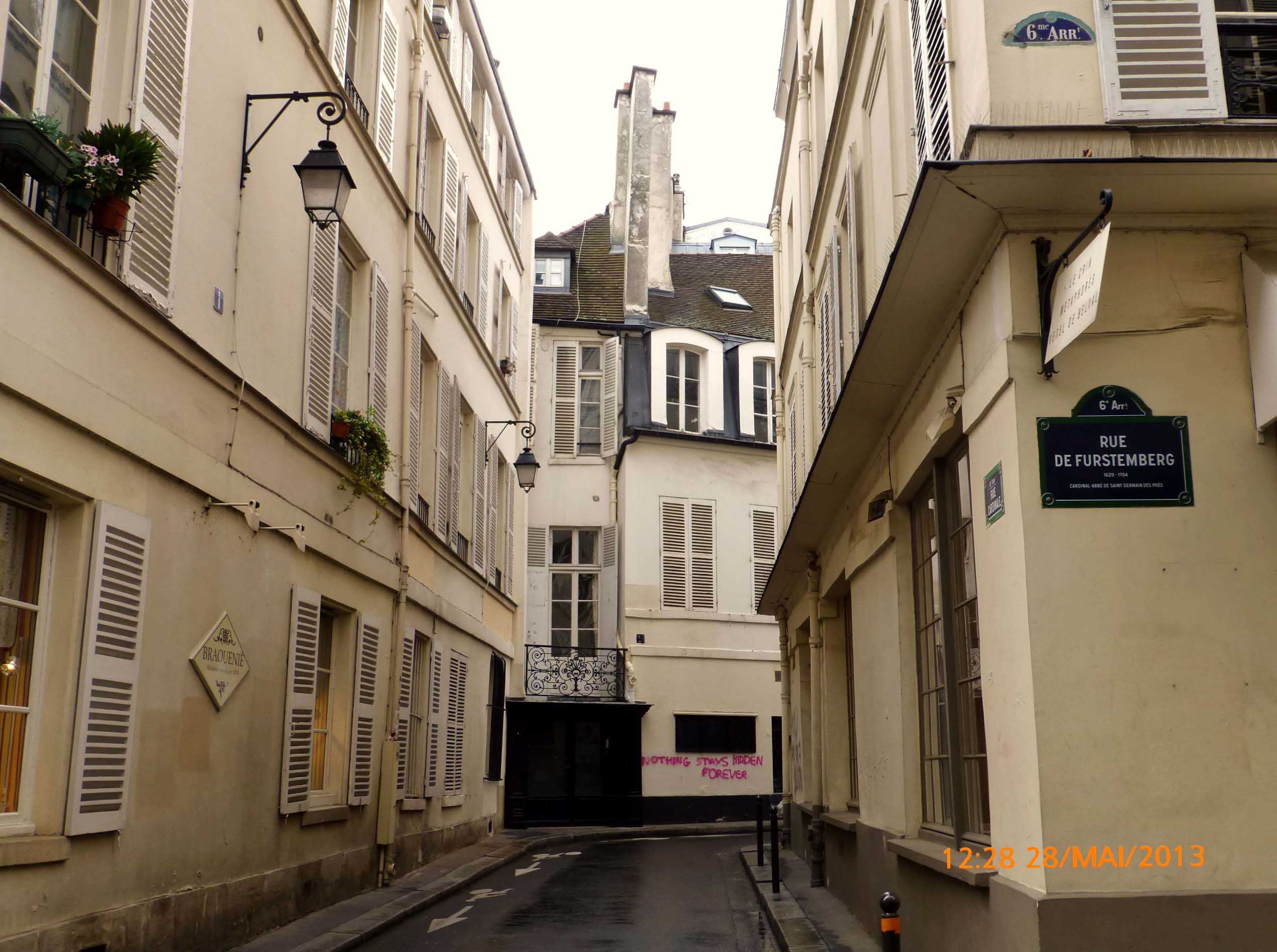 Os privilegiados moradores deste cantinho de Paris passam seus imóveis apenas para familiares. Literalmente, têm um lugar para chamar de seu, e logo aonde? Em Paris!