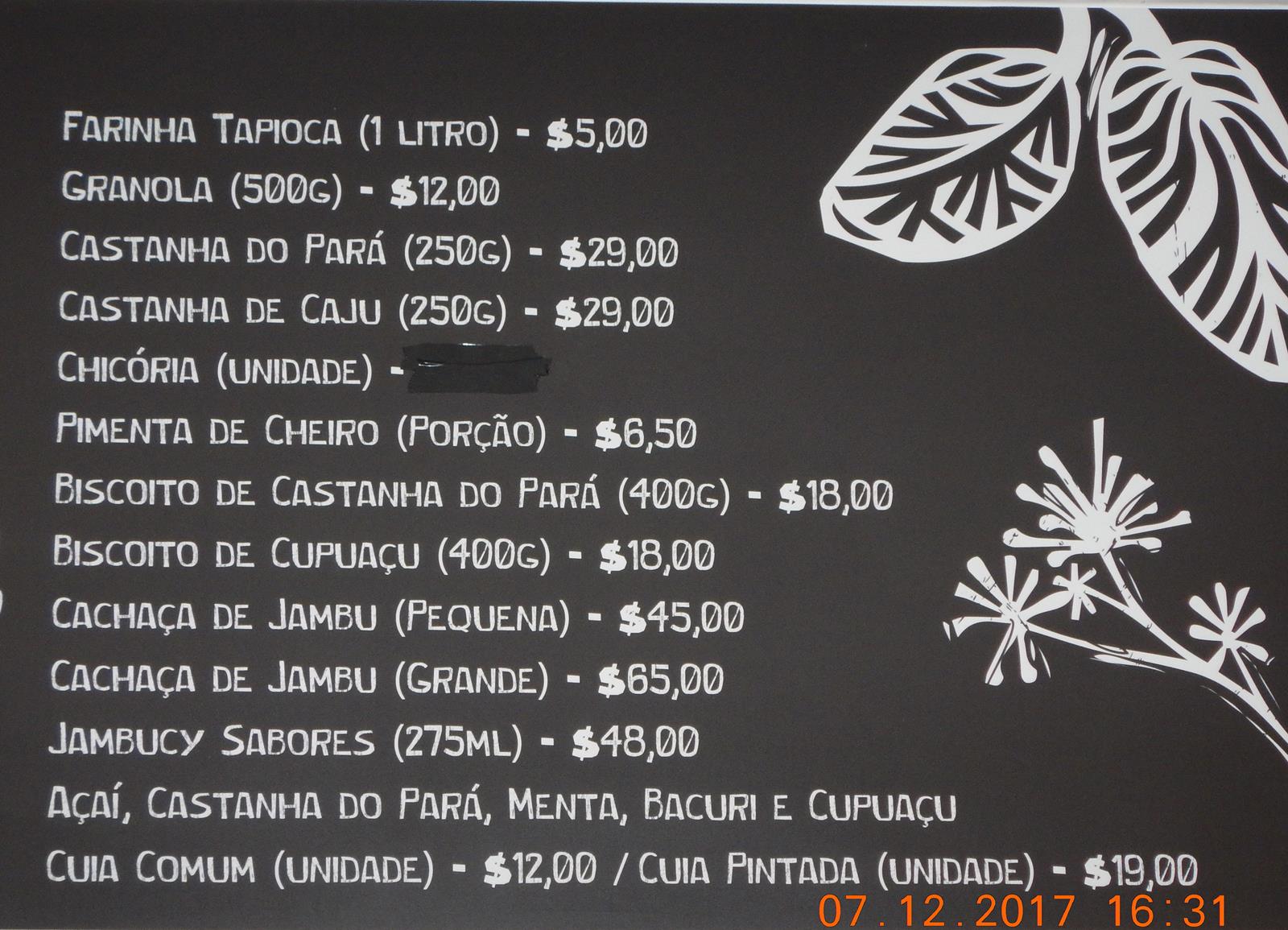 Farinhas de mandioca, branquinhas, e a famosa farinha de Bragança fabricada artesanalmente no litoral paraense.