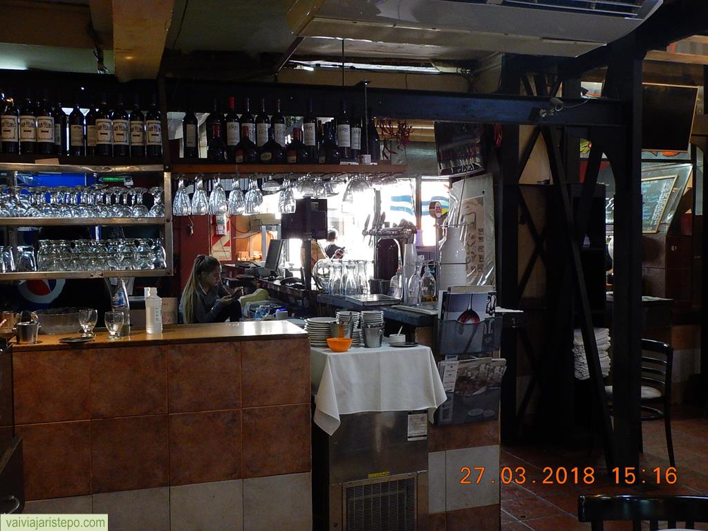 ... na péssima aparência do bar que fica logo na entrada - o cartão de visitas da casa.