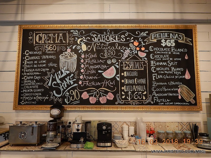 Um exemplo para o que acabo de apontar, é esse painel que anuncia os sabores dos sorvetes. E olhe que não é dos piores!...