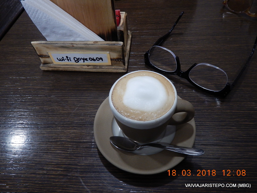 Foto de um pequeno café.