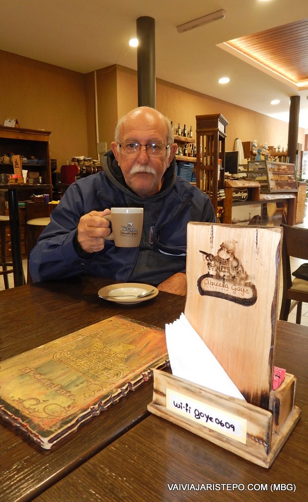 Foto de um cliente tomando café.