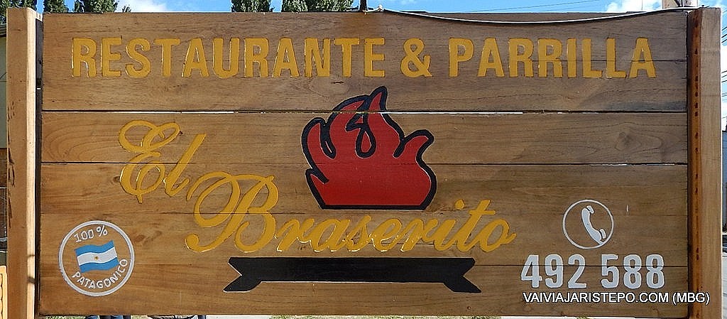 Anúncio do El Braserito na calçada.