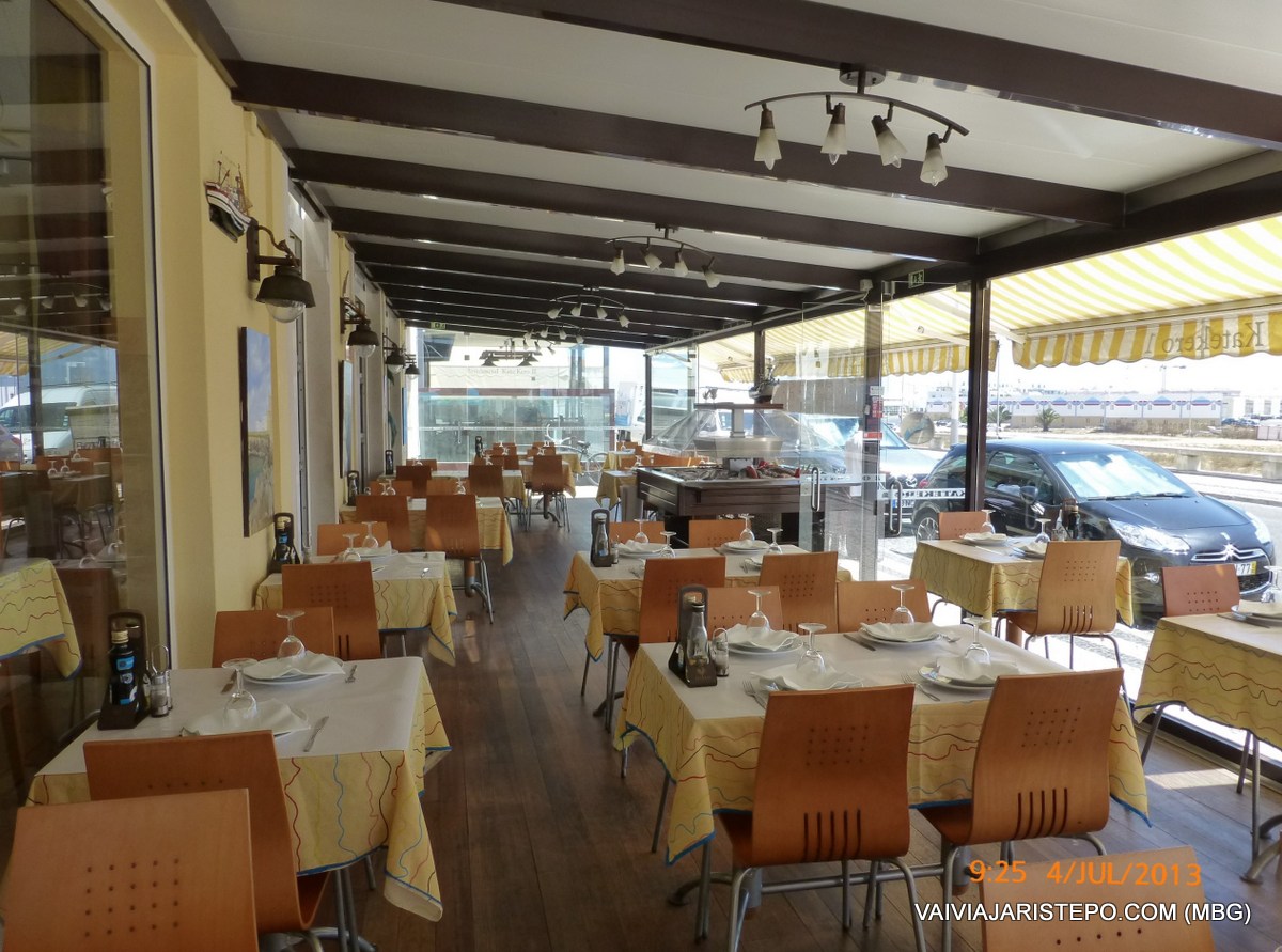 Ambiente agradável, vista para o mar, bom atendimento; mas a cozinha...