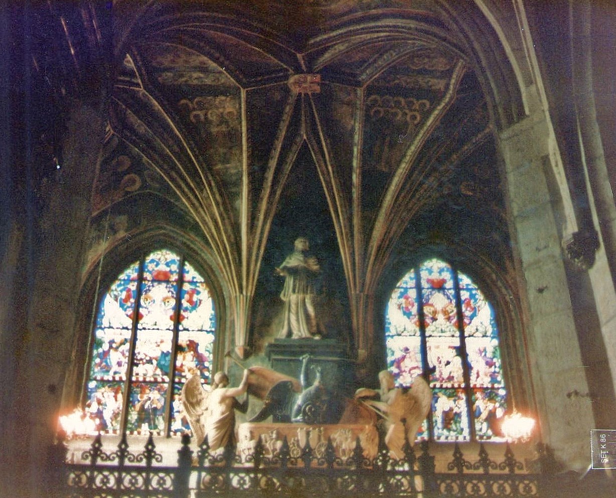 Em cima e embaixo: interior da Catedral de Wawel.