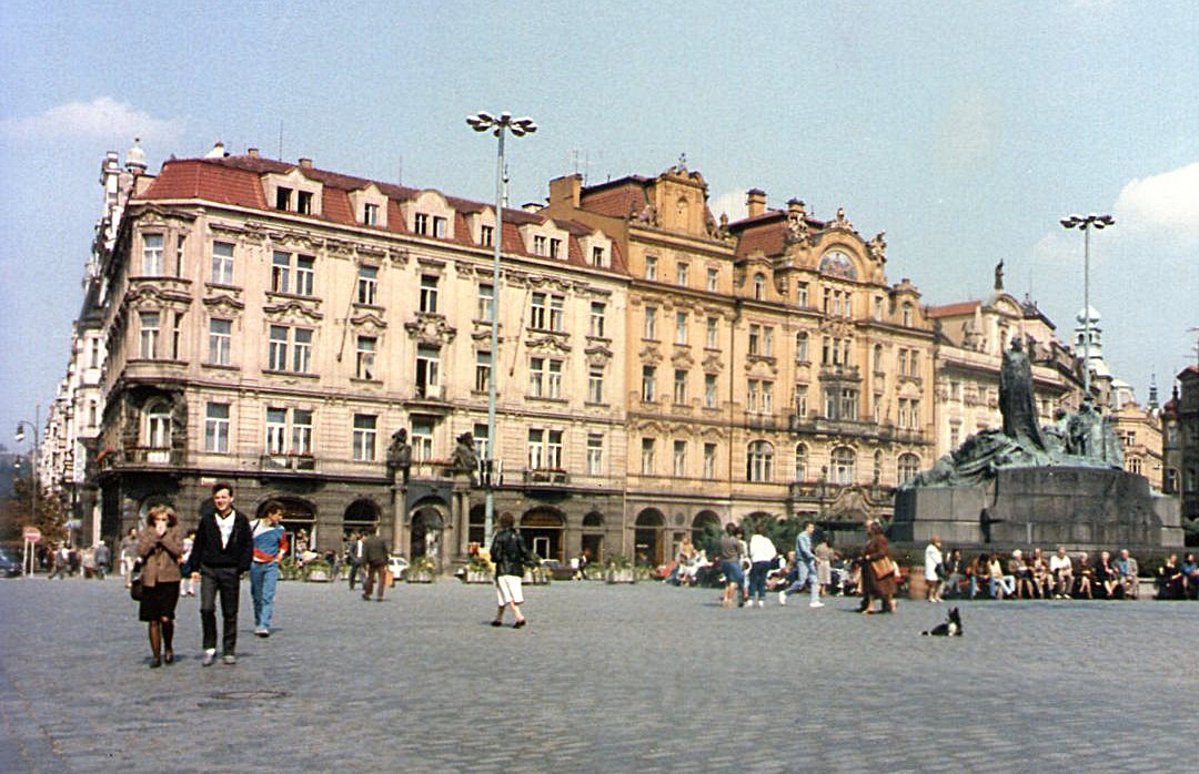 Praça Central de Praga, onde se encontra a estátua de Jan Hus, reformador da Igreja. Foi traído e queimado vivo como herege. A praça era ponto de encontro.