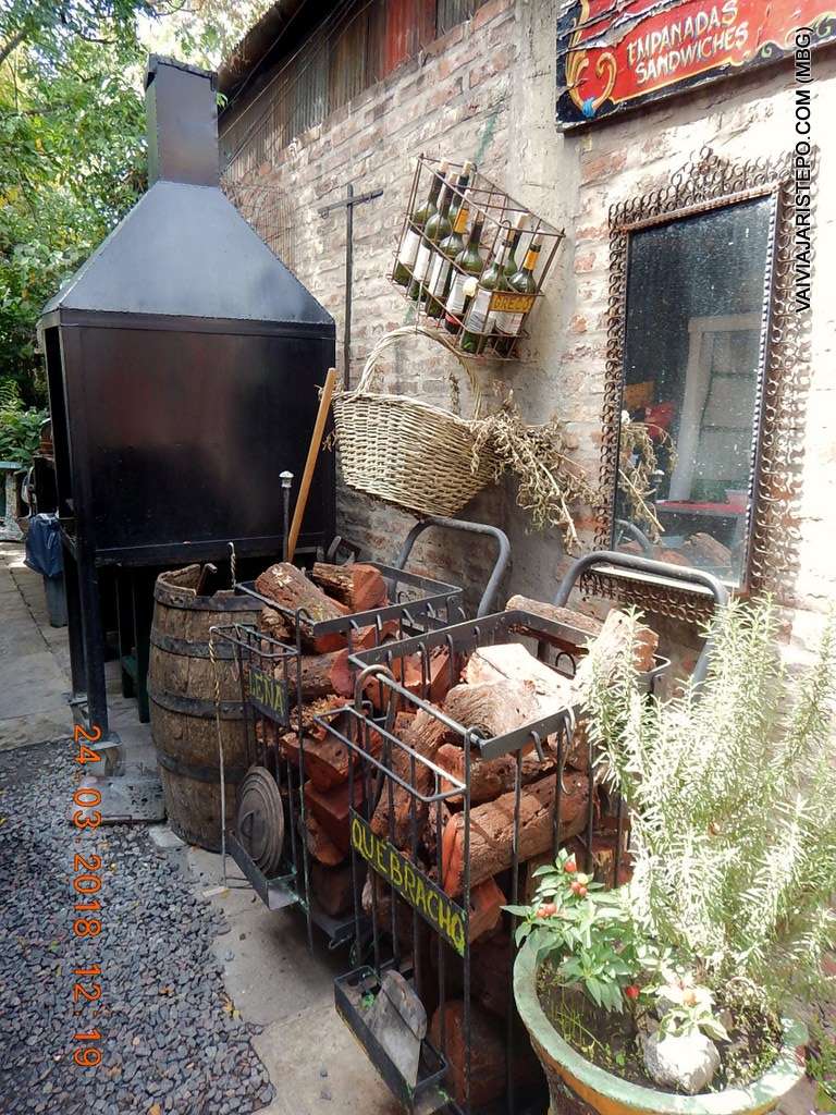 A lenha (ou parte dela) que não está armazenada próxima à churrasqueira, acaba sendo destaque na decoração.