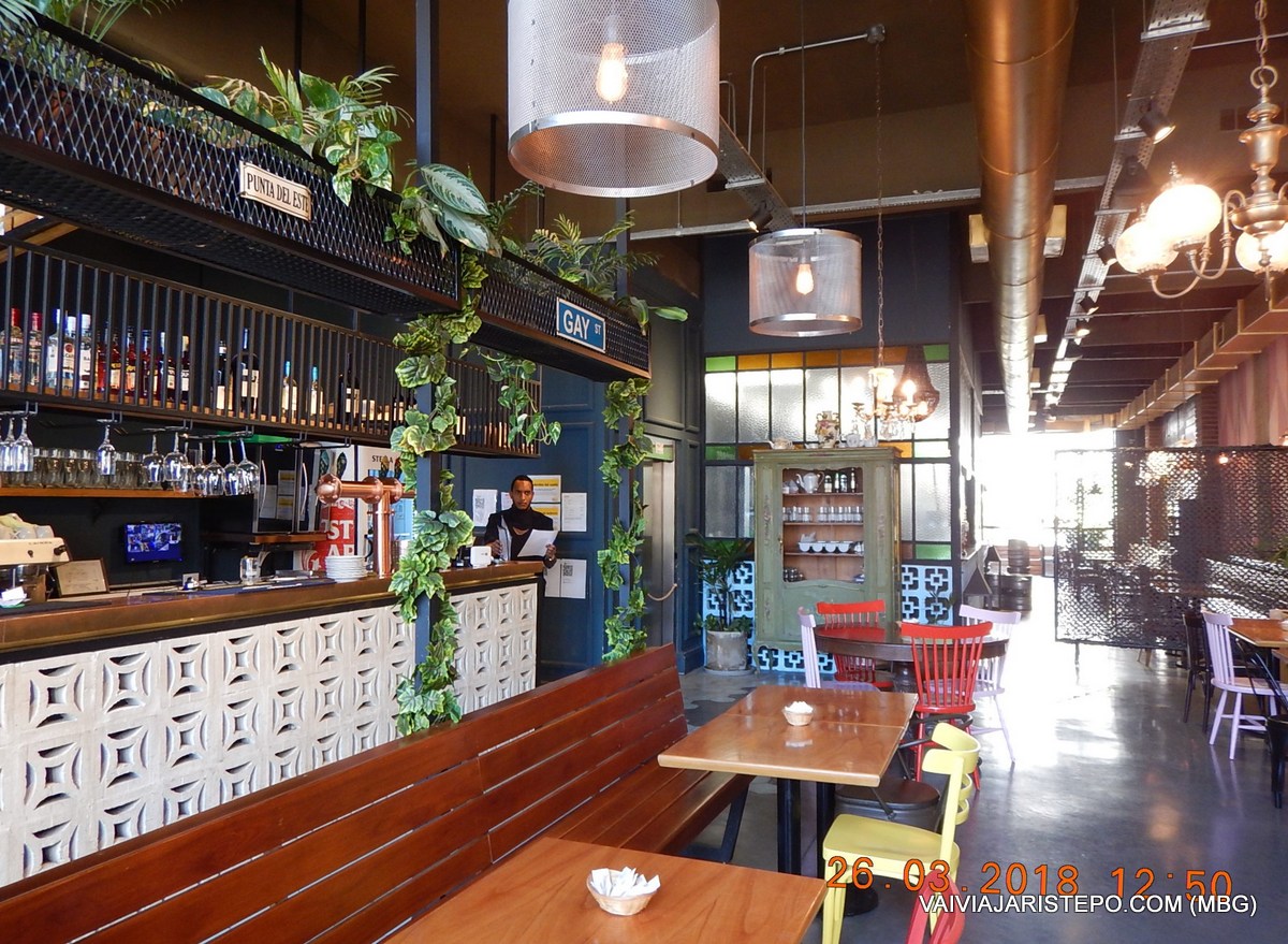 O ambiente do térreo é grande e o restaurante ainda conta com o andar superior onde não bisbilhotei.