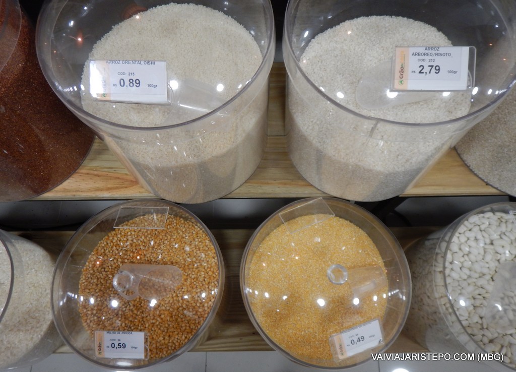 Arroz cateto, arbóreo, oriental, milho picado... E por falar em milho, há um milho torrado apimentado e outro temperado com curry e wasabi que é uma delícia. É começar a comê-los e não parar mais.