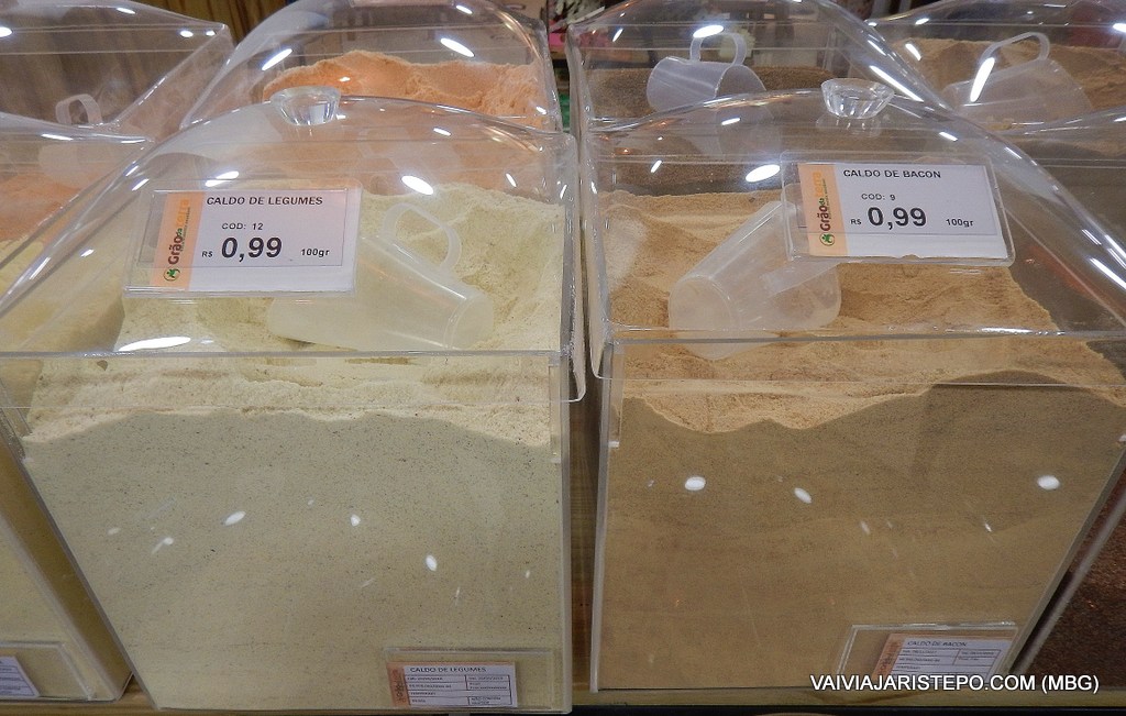 Caldos de galinha e legumes. E o vinagrete, prontinho para você usar do jeito que melhor lhe aprouver.