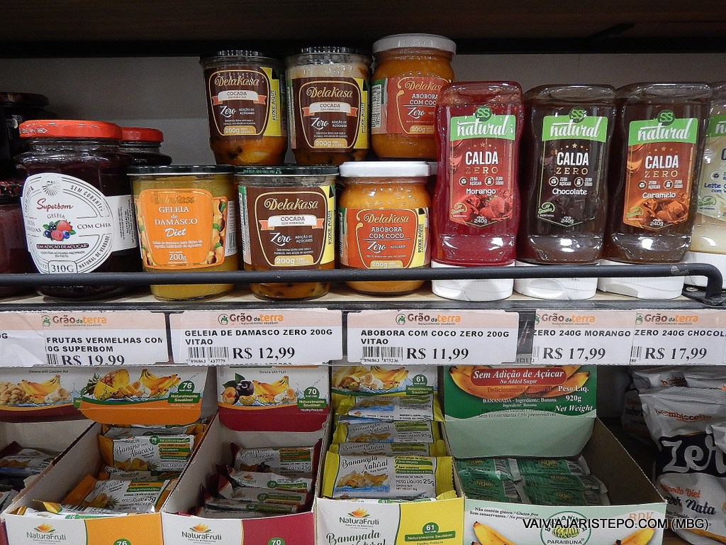 As estantes de artigos diet oferecem marcas bem diferentes daquelas que costumo adquirir na praça.