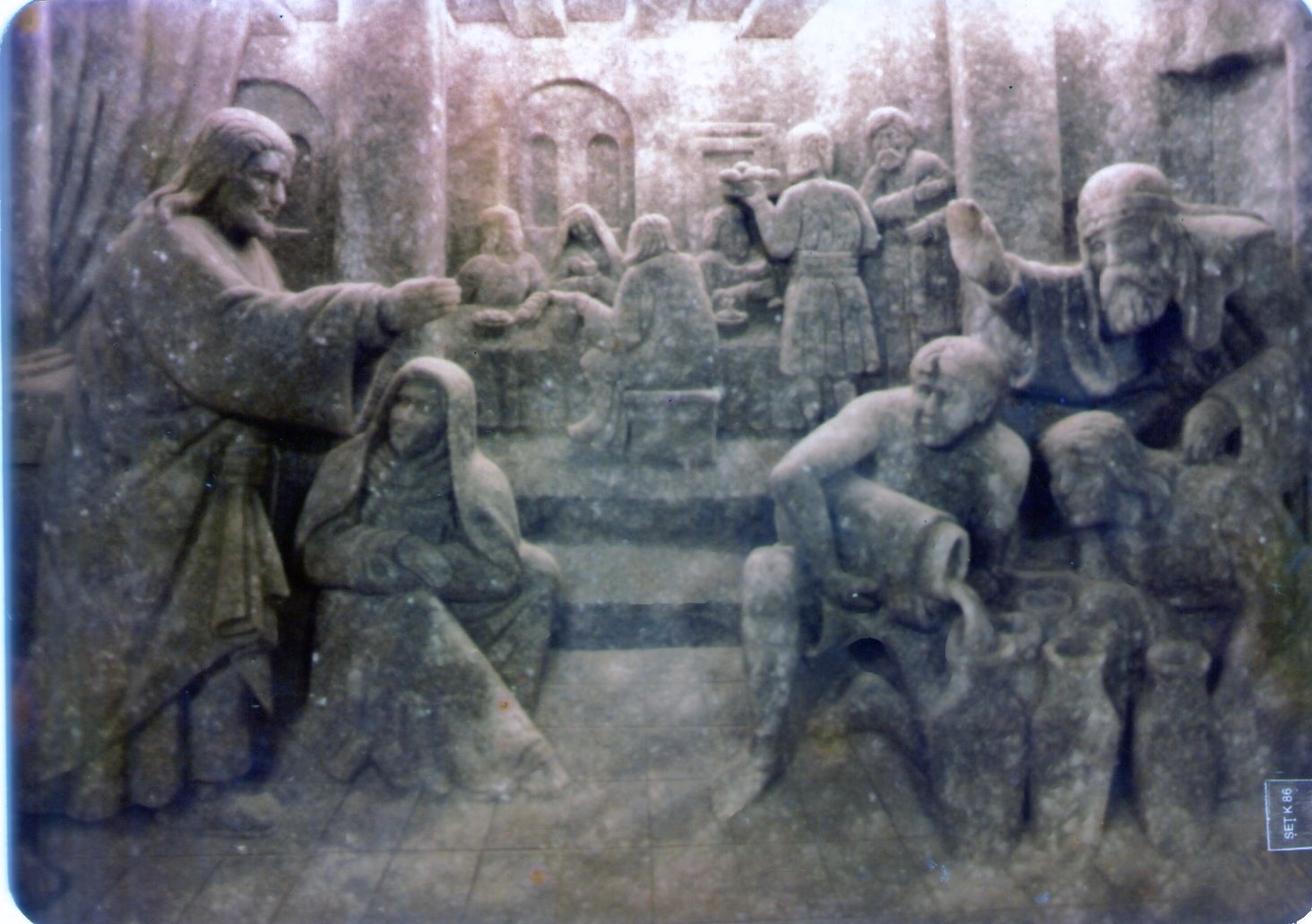 Nas paredes, cenas bíblicas retratam algumas passagens da vida de Jesus Cristo.
