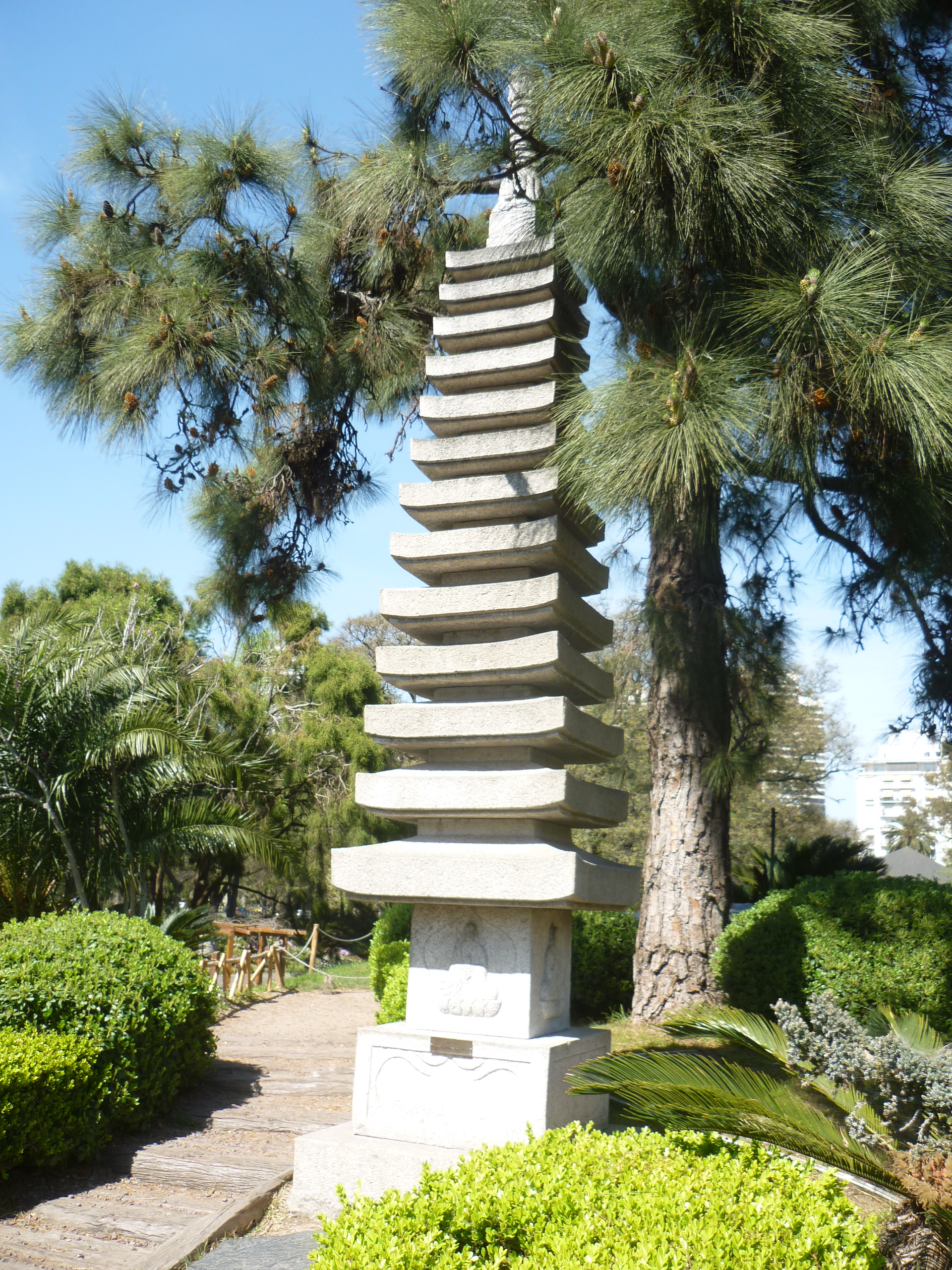 Monumentos que vimos em 2011 não encontramos mais - ou os retiraram do jardim (o que não acredito que possa ter acontecido), ou foram mudados de lugar e por isso não os vi. O que você vê abaixo foi um deles.