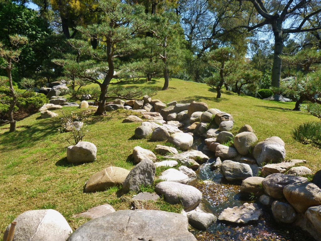 O riacho deixou de ser modesto e agora permite que o atravessemos pisando em algumas pedras. Veja mais clicando aqui.