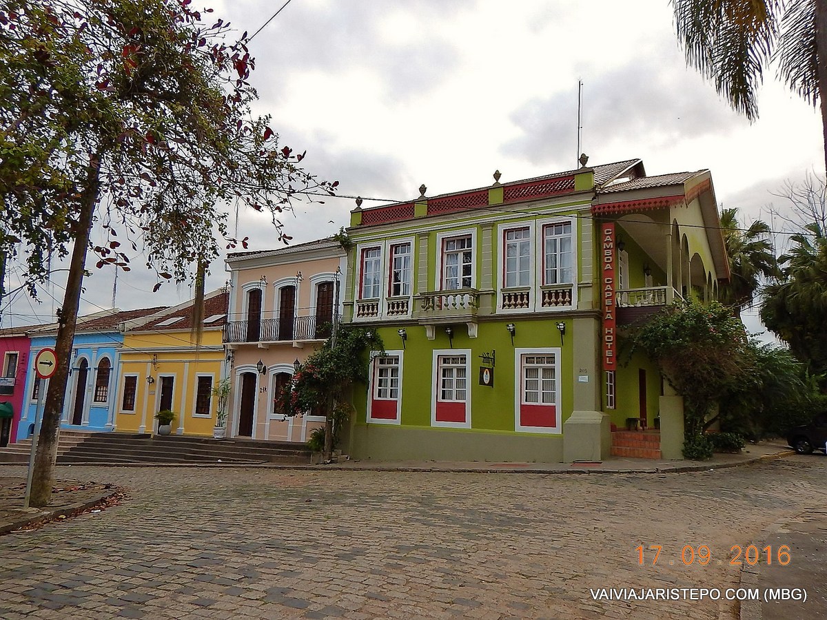 Camboa Capela Hotel - o prédio da esquina, pintado de verde.