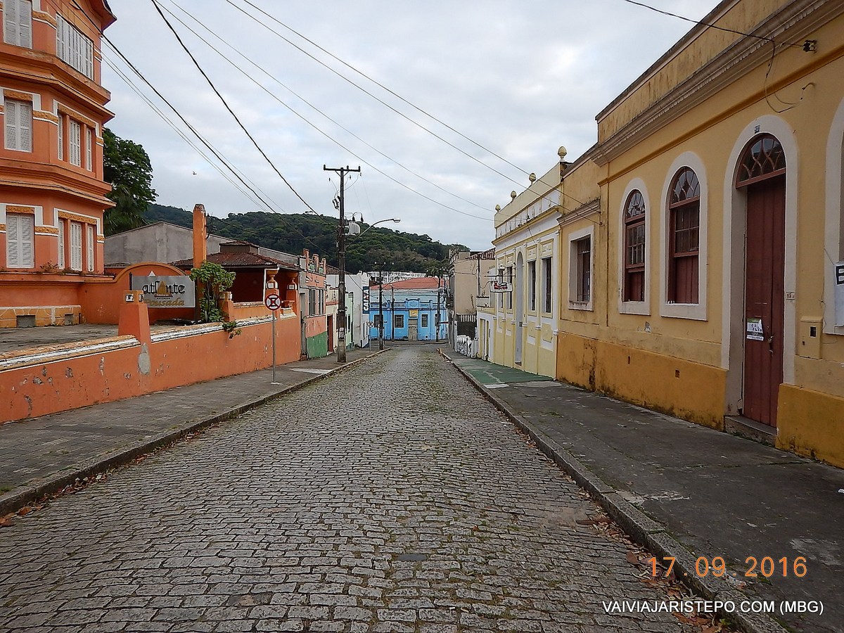 As imagens foram obtidas no dia seguinte, bem cedinho, ao continuamos nossa viagem para Florianópolis. Não pegamos comércio aberto, óbviamente, e não havia movimento de pedestre.