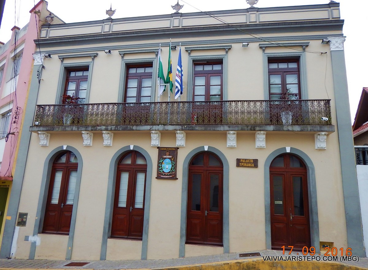 O prédio da Prefeitura.