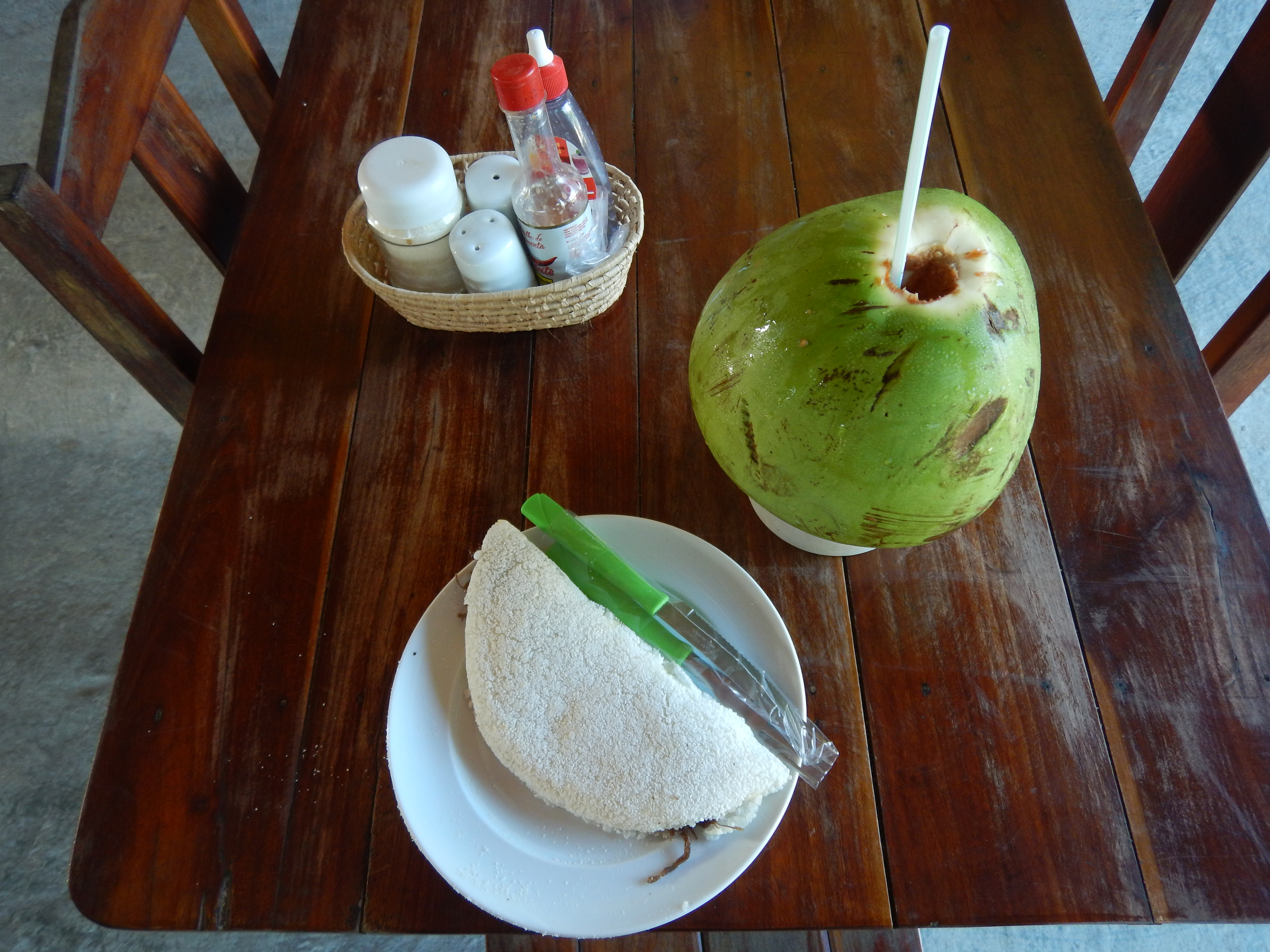 Água de côco gelada combina com a famosa tapioca? Claro! É normal meu estômago apoiar, integralmente, o que meus olhos vêem.