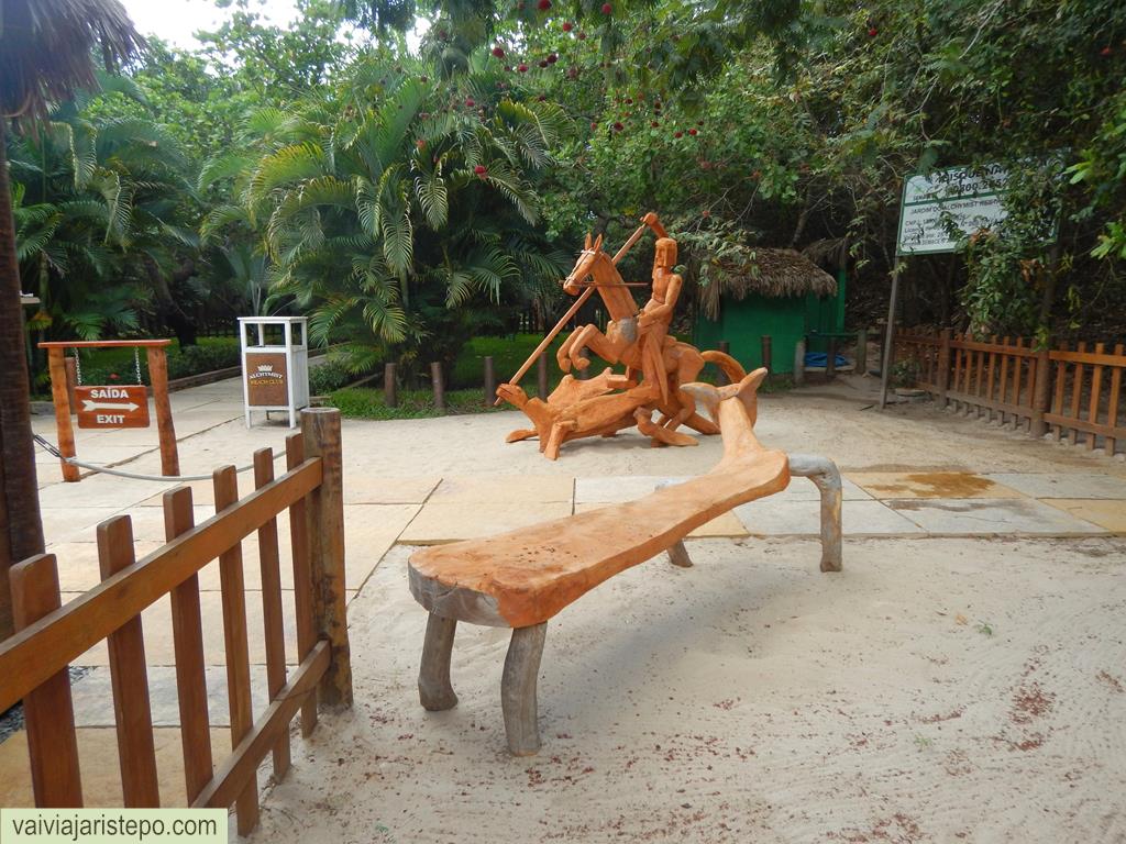 Outra escultura em tamanho natural decora a propriedade. Esta, ao contrário da escultura do nordestino, é bem rústica.