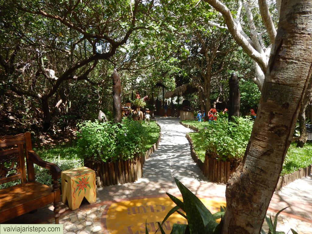 Louve-se o trabalho de jardinagem efetuado no caminho que conduz o visitante até à beira da lagoa.