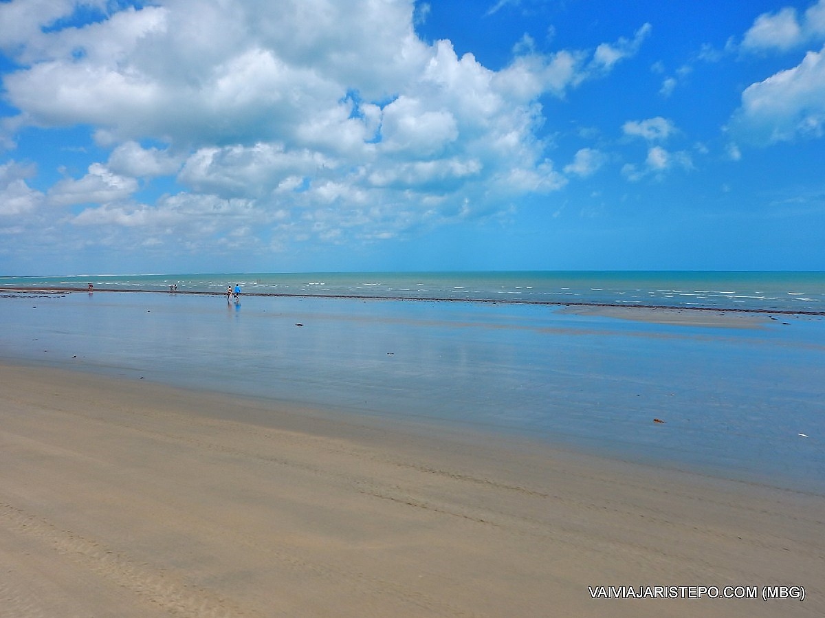 O céu espelhado na areia.