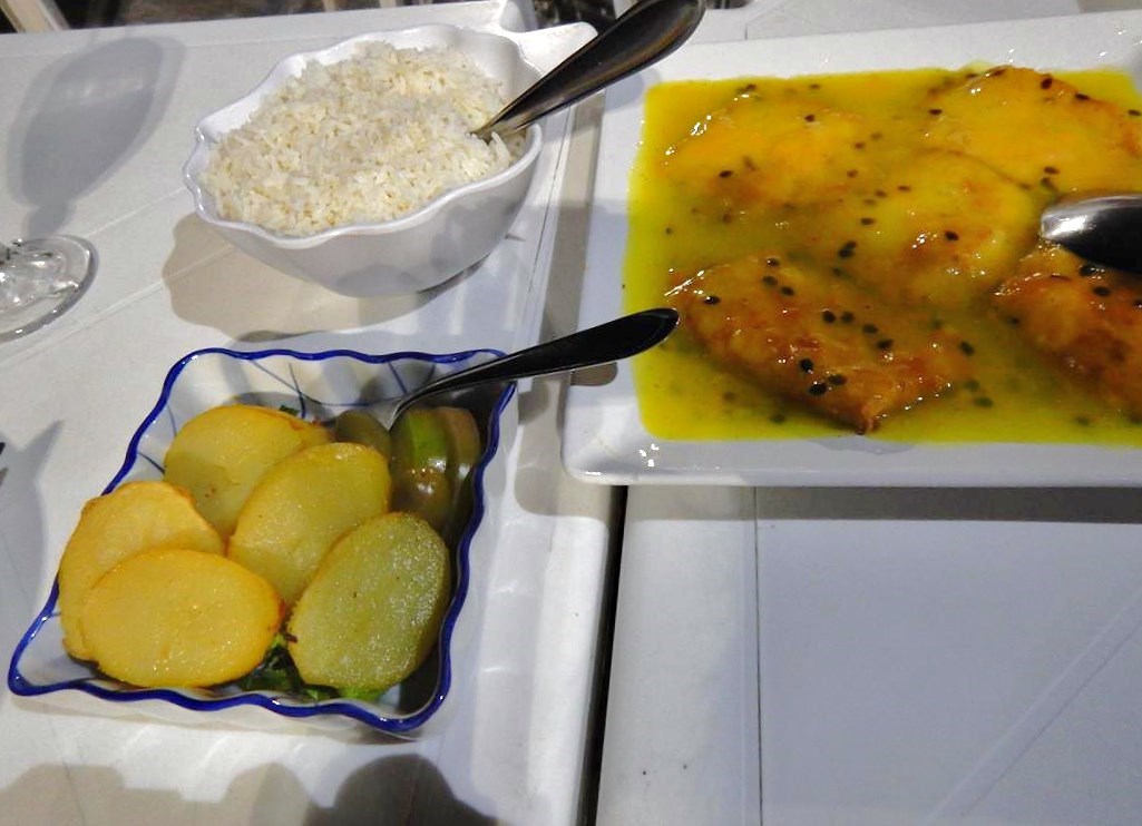 Badejo com molho de maracujá, arroz e batatas; dizer que estavam apetitosos é pouco.