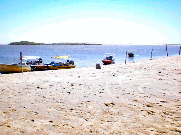 Barcos a serviço de turistas para subir o Rio Preguiças e chegar a Barreirinhas.