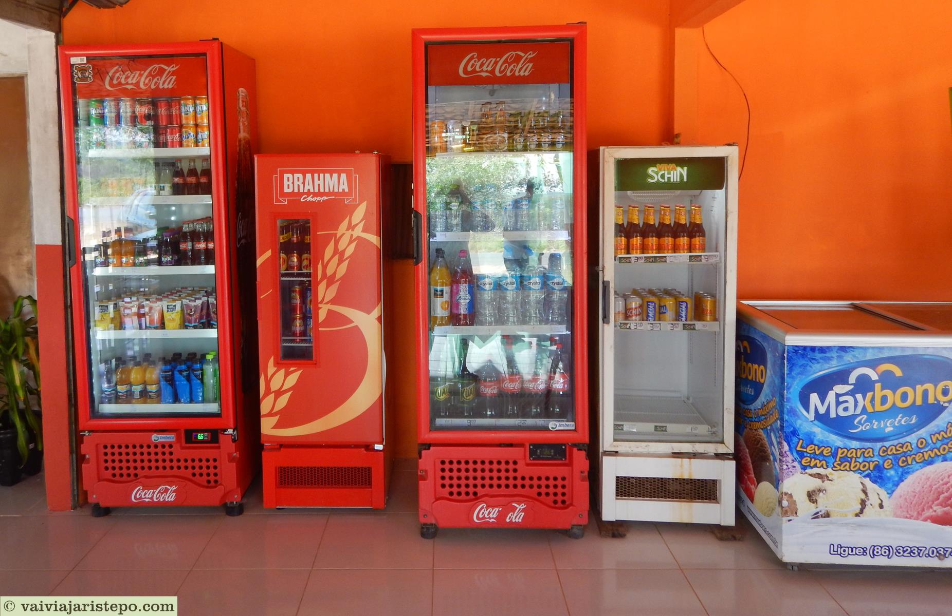 Água, sucos, refrigerantes, cervejas, biscoitos, salgadinhos, sorvetes.Pela fartura do buffet, meu fiel escudeiro logo profetizou: - Aqui deve ser parada para ônibus!... Não deu outra.