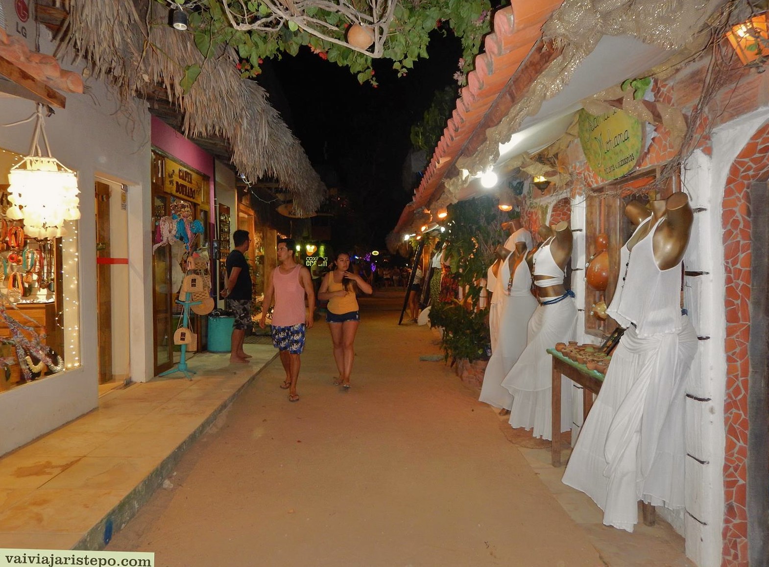 Observe! A iluminação das ruas provém de vitrines e das próprias lojas. Em Jericoacoara não há iluminação pública. E precisa?