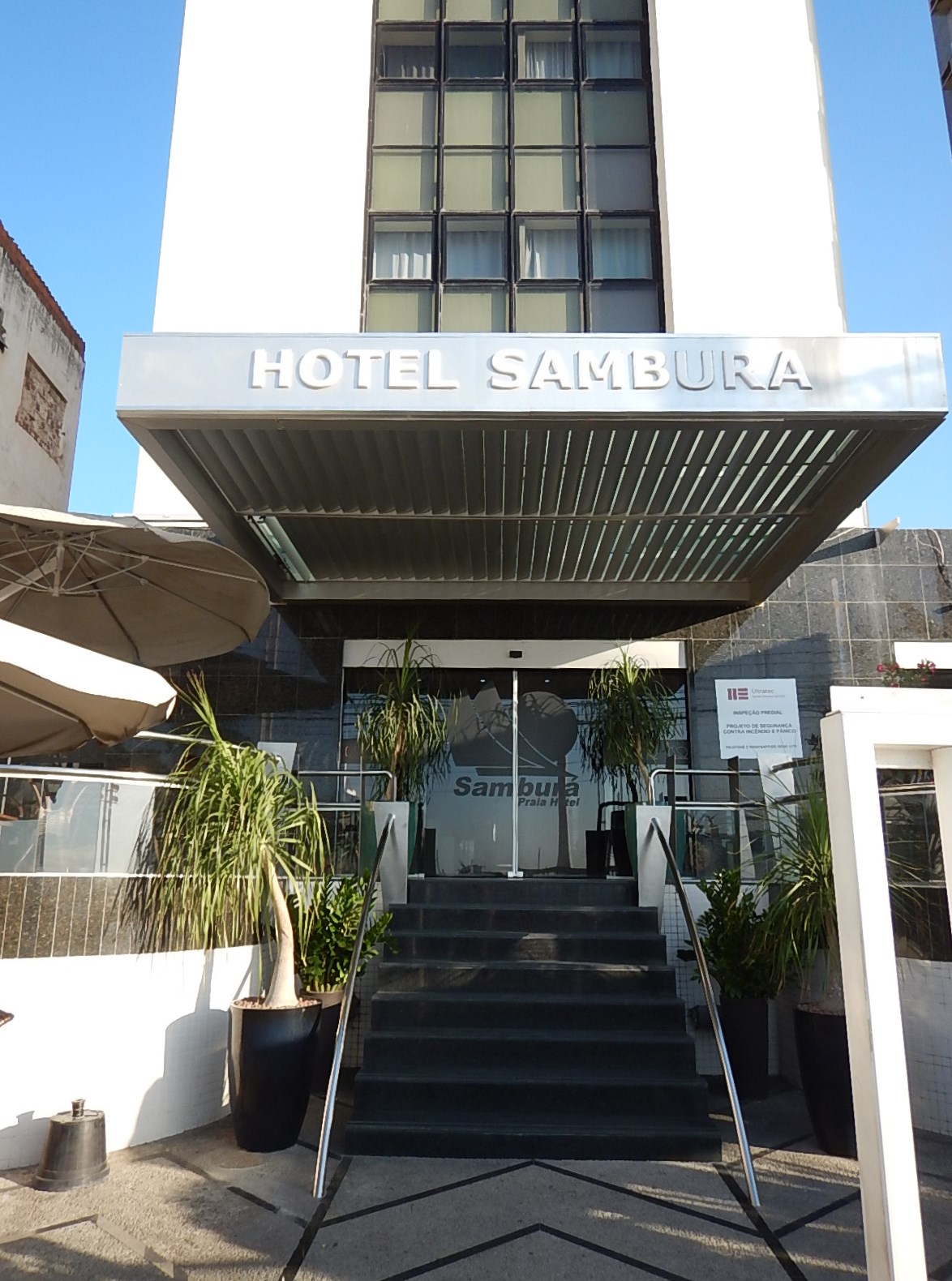 A Fachada Enganadora da Espelunca Que Chamaram de Hotel. A fachada NOS ENGANOU e muito! A recepção e os corredores eram as únicas instalações que estavam em condições habitáveis.