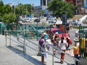 A calçada em frente ao Mercado Central,que fica lotada de ambulantes.