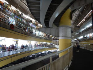 Aspectos do interior do Mercado Central, especializado em artesanatos cearenses.