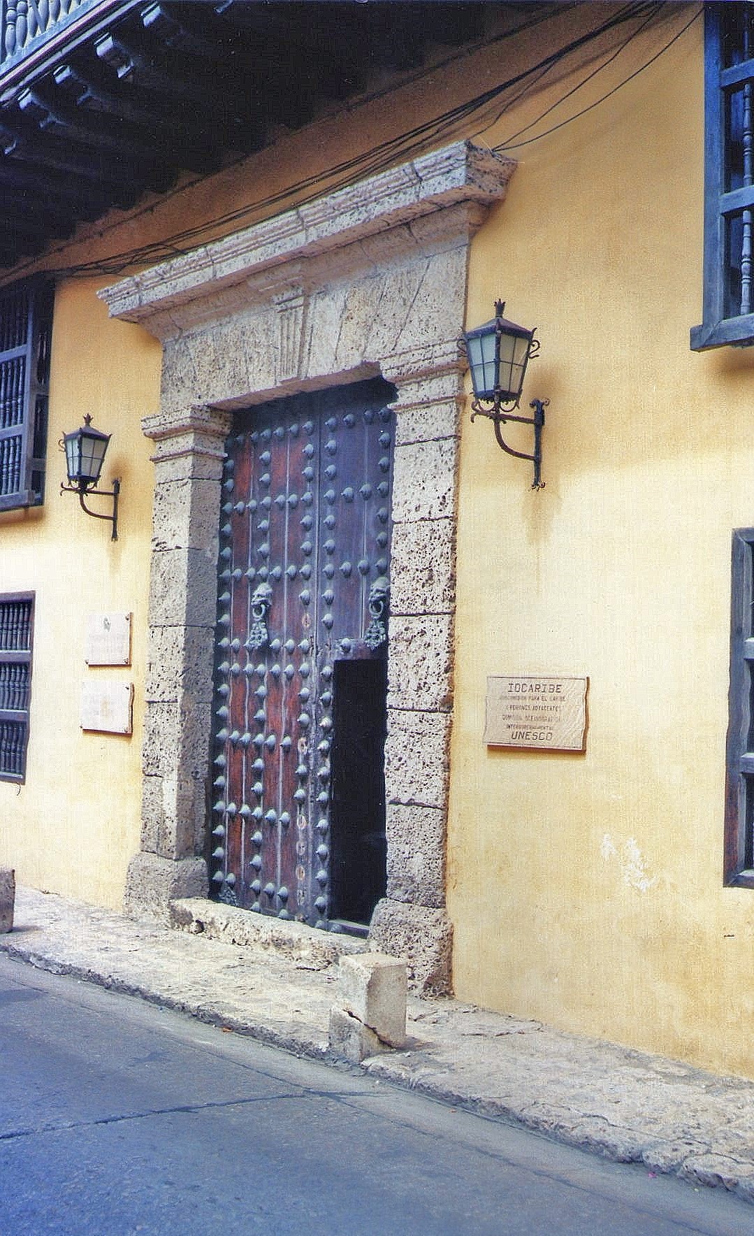 A exemplo do portal acima há outros belíssimos espalhados pela coloridíssima Cartagena.