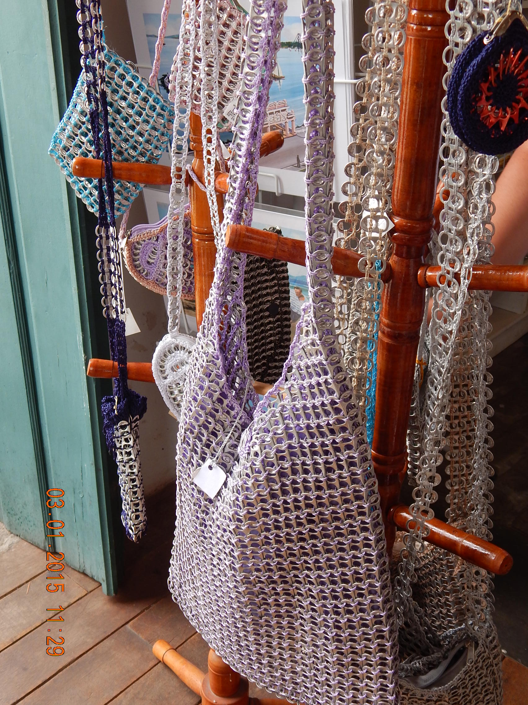 ... as bolsas confeccionadas com lacre de latas de alumínio.